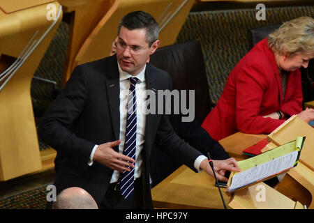 Edinburgh, Ecosse, Royaume-Uni. 21 février 2017. Finances Secrétaire écossais Derek Mackay mène le débat au Parlement écossais sur l'établissement des taux revenu écossais pour la première fois en 300 ans, en vertu de pouvoirs récemment déconcentrée, Crédit : Ken Jack/Alamy Live News Banque D'Images