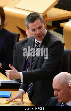 Edinburgh, Ecosse, Royaume-Uni. 21 février 2017. Finances Secrétaire écossais Derek Mackay mène le débat au Parlement écossais sur l'établissement des taux revenu écossais pour la première fois en 300 ans, en vertu de pouvoirs récemment déconcentrée, Crédit : Ken Jack/Alamy Live News Banque D'Images