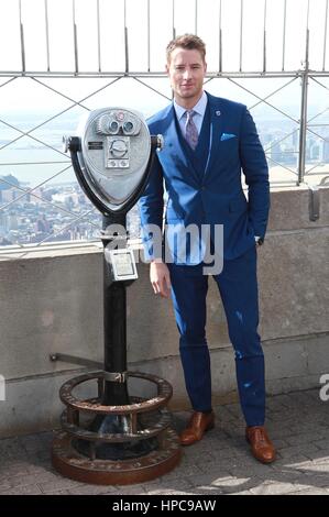 New York, NY, USA. Feb 21, 2017. NBC'S "c'est Nous" star Justin Hartley visite l'Empire State Building le 21 février 2017 à New York. Crédit : Diego Corredor/Mediapunch/Alamy Live News Banque D'Images