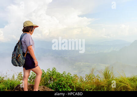 Traveler teens girl randonneur porter le chapeau et lunettes avec sac à dos à la belle nature paysage sur la haute montagne, au point de vue de Phu Chi Fa Banque D'Images