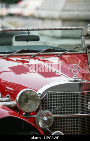 Bucarest, Roumanie, le 23 juin 2009 : old red 1964 Mercedes excalibur ss est exposé dans le stationnement d'un hôtel de luxe à Bucarest. Banque D'Images