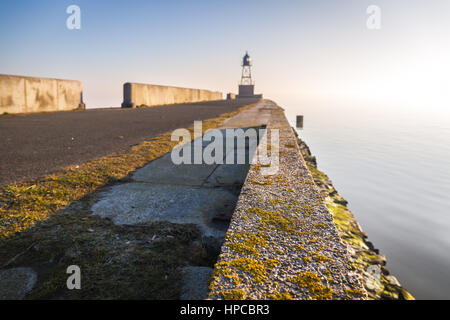 La mole à Wilhelmshaven au lever du soleil sur un matin froid Banque D'Images