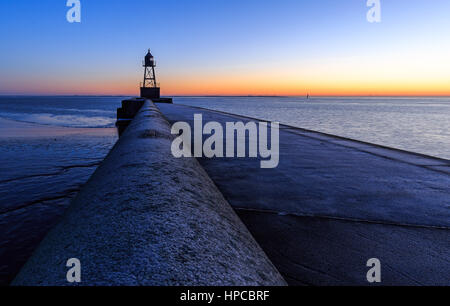 La vieille taupe de Wilhelmshaven près de la Schleuseninsel au lever du soleil sur un froid matin d'hiver. Banque D'Images