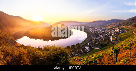 Lever du soleil sur la rivière Moselle bend sur le village Bremm Banque D'Images