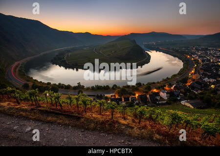 Lever du soleil sur la rivière Moselle bend sur le village Bremm Banque D'Images