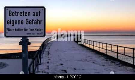 Une jetée près de Wilhelmshaven en Jade-Busen sur un froid matin d'hiver. Banque D'Images