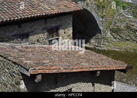 Toits de maisons par le Rio Deva, Potes, Picos de Europa, Cantabria, ESPAGNE Banque D'Images