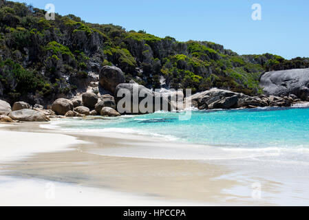 Paysage rocheux sur une petite plage dans deux peuples Bay Réserver près d'Albany, dans l'ouest de l'Australie Banque D'Images