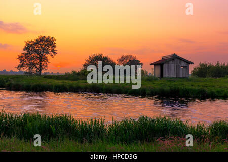 Coucher de soleil sur une prairie près de l'Weener Banque D'Images