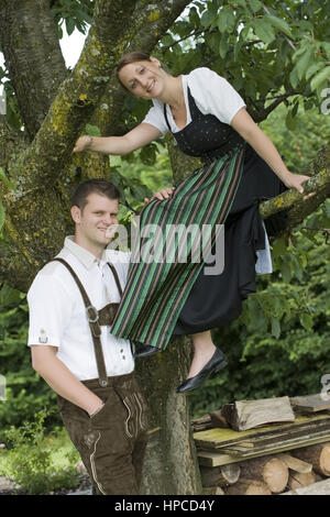 Junges Paar modèle , parution dans Tracht - jeune couple en costume traditionnel Banque D'Images