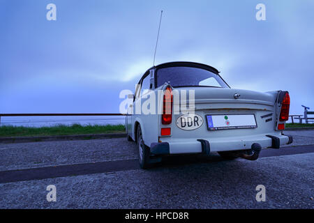 Une vieille Trabant sur la côte de l'Eastfrisia Banque D'Images