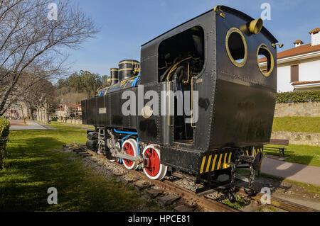 Vieille locomotive à vapeur Reyerta dans le village de Puente Viesgo, en Cantabrie Espagne. Banque D'Images