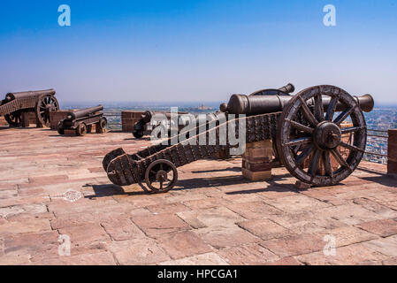 Canons sur les remparts du Fort Mehrangarh, Jodhpur, Inde Banque D'Images