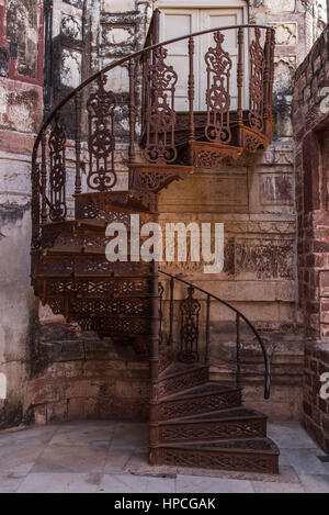 Escalier en colimaçon en fer rouillé à l'intérieur de Fort Mehrangarh, Jodhpur, Inde Banque D'Images