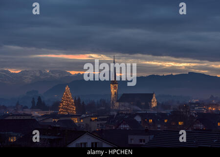 Vue nocturne sur la ville de Cham avec illumination de Noël en lumière après le coucher du soleil spectaculaire Banque D'Images