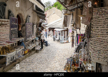 Souvenirs en vente dans le vieux marché de la ville, Mostar, Bosnie-Herzégovine Banque D'Images