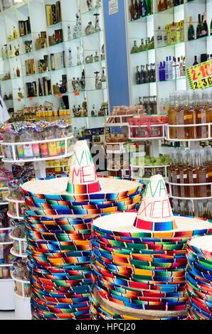 Playa del Carmen , Mexique - Le 23 janvier 2017 : chapeaux mexicains dans boutique touristique Banque D'Images