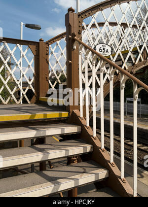 La passerelle piétonne en fer forgé, De la gare de Stamford, Lincolnshire, Angleterre, RU Banque D'Images