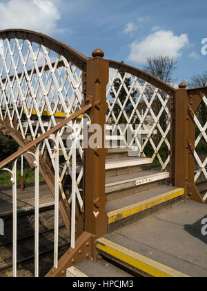 La passerelle piétonne en fer forgé, De la gare de Stamford, Lincolnshire, Angleterre, RU Banque D'Images