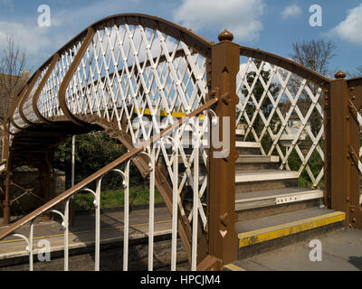 La passerelle piétonne en fer forgé, De la gare de Stamford, Lincolnshire, Angleterre, RU Banque D'Images