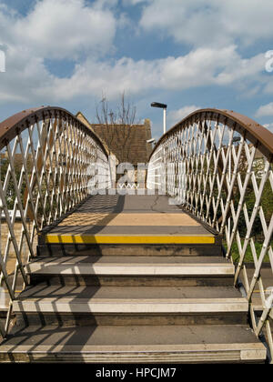 La passerelle piétonne en fer forgé, De la gare de Stamford, Lincolnshire, Angleterre, RU Banque D'Images