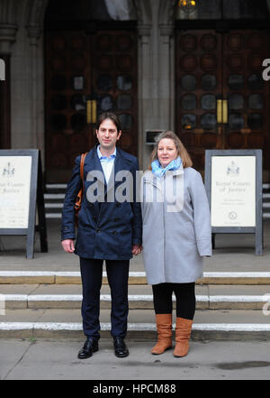 Rebecca Steinfeld et Charles Keidan en dehors de la Cour royale de Justice de Londres, où il y aura dans la dernière action en justice par le couple hétérosexuel qui luttent pour le droit de conclure un partenariat civil. Banque D'Images