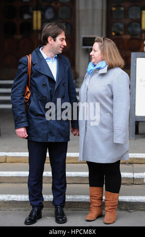 Rebecca Steinfeld et Charles Keidan, en dehors de la Cour royale de Justice de Londres, où il y aura dans la dernière action en justice par le couple hétérosexuel qui luttent pour le droit de conclure un partenariat civil. Banque D'Images