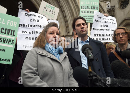 Rebecca Steinfeld et Charles Keidan en dehors de la Royal Courts of Justice, Londres, après qu'ils ont perdu la dernière bataille pour le droit de conclure un partenariat civil. Banque D'Images