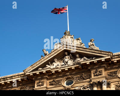Union Jack survolant le fronton au Musée Maritime à Queen Square Victoria Hull Yorkshire Angleterre Banque D'Images