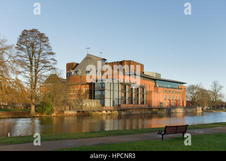 Théâtre de la Royal Shakespeare Company, vue sur la rivière Avon, Stratford-upon-Avon, Warwickshire, Angleterre, Royaume-Uni Banque D'Images