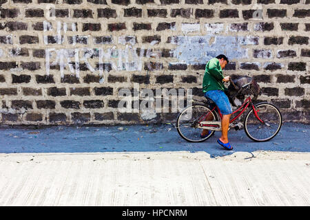 Manille, Philippines - Le 16 juin : c'est une scène de rue de l'extérieur d'un bâtiment avec un no parking sign écrit sur elle et un Philippin ridin local Banque D'Images