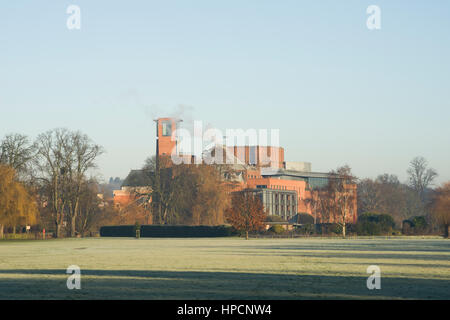 Théâtre de la Royal Shakespeare Company, vue sur le terrain sportif, Stratford-upon-Avon, Warwickshire, Angleterre, Royaume-Uni Banque D'Images