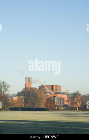 Théâtre de la Royal Shakespeare Company, vue sur le terrain sportif, Stratford-upon-Avon, Warwickshire, Angleterre, Royaume-Uni Banque D'Images