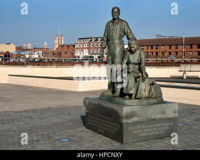 Neil Hadlock Sculpture représentant les migrants d'Europe du Nord qui voyagent vers l'Amérique via Hull à Marina de Hull Hull Yorkshire Angleterre Banque D'Images