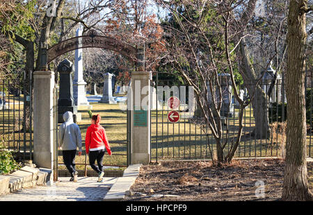 Deux personnes yonge marche à vive allure sur Disvery à pied dans le cimetière Mount Pleasant historique à partir de la ceinture de Trail à Toronto, Ontario, Canada, sous le soleil da Banque D'Images