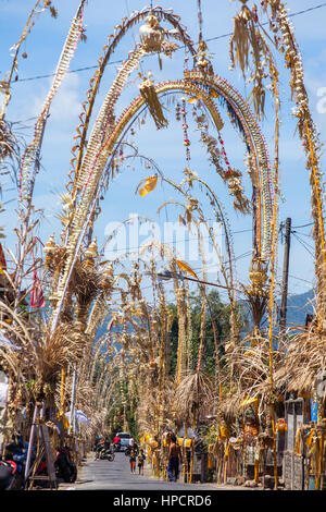 Bali, Indonésie - 5 septembre 2016 : Bali Penjors, décoré des perches en bambou le long de la rue du village à Bali, Indonésie. Penjors sont placées en dehors de Bali Banque D'Images