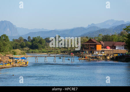 Pont de bois sur la rivière Nam Song à Vang Vieng, Laos Banque D'Images