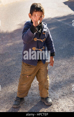 Tinghir, Maroc - Jan 05, 2017 : Portrait of boy marocain non identifiés dans les rues de village Banque D'Images