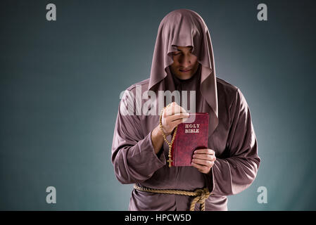 Monk en conception religieuse sur fond gris Banque D'Images