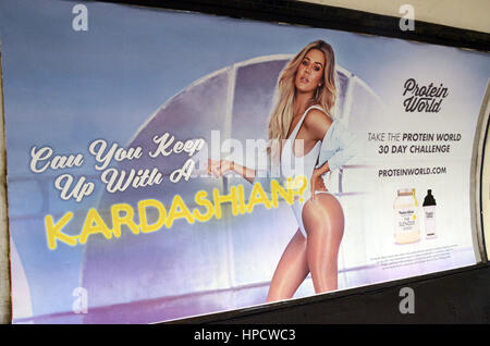 London, UK, 20/02/2017 Le maire de Londres Sadiq Kahn veut supprimer ' suivre Kardashian affiche sur le métro de Londres." Banque D'Images