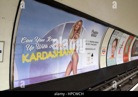 London, UK, 20/02/2017 Le maire de Londres Sadiq Kahn veut supprimer ' suivre Kardashian affiche sur le métro de Londres." Banque D'Images