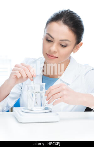 Portrait de chercheur concentré liquide chimique en collaboration avec lab on white Banque D'Images