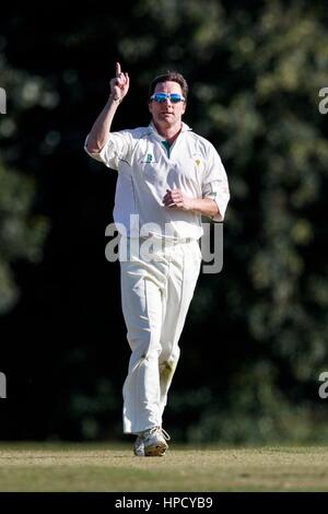 1er CC Marnhull XI vs Stalbridge CC 2e XI, samedi, 13 août, 2016 - Dorset - Angleterre. Bowler en action. Banque D'Images