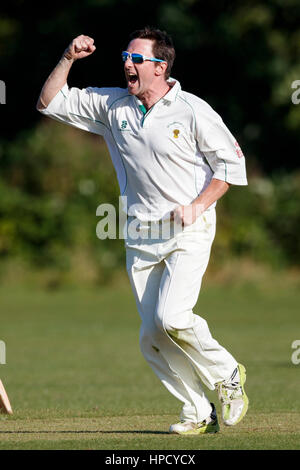 1er CC Marnhull XI vs Stalbridge CC 2e XI, samedi, 13 août, 2016 - Dorset - Angleterre. Bowler en action. Banque D'Images