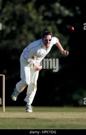 1er CC Marnhull XI vs Stalbridge CC 2e XI, samedi, 13 août, 2016 - Dorset - Angleterre. Bowler en action. Banque D'Images