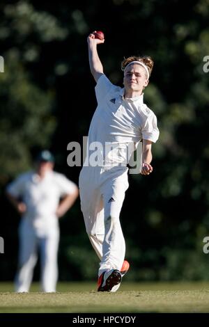 1er CC Marnhull XI vs Stalbridge CC 2e XI, samedi, 13 août, 2016 - Dorset - Angleterre. Bowler en action Banque D'Images