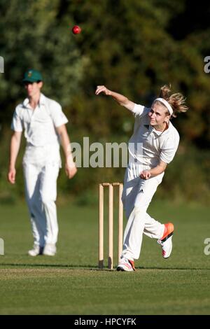 1er CC Marnhull XI vs Stalbridge CC 2e XI, samedi, 13 août, 2016 - Dorset - Angleterre. Bowler en action. Banque D'Images