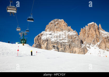 Ascenseur de chaise avec skieurs de ski resort Banque D'Images