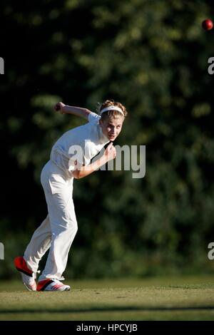 1er CC Marnhull XI vs Stalbridge CC 2e XI, samedi, 13 août, 2016 - Dorset - Angleterre. Bowler en action Banque D'Images