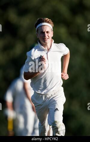 1er CC Marnhull XI vs Stalbridge CC 2e XI, samedi, 13 août, 2016 - Dorset - Angleterre. Bowler en action Banque D'Images